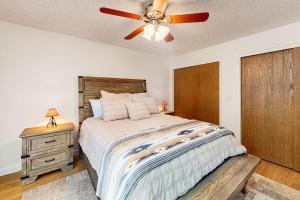une chambre avec un lit et un ventilateur de plafond dans l'établissement On the 13th Hole, à Leisure World