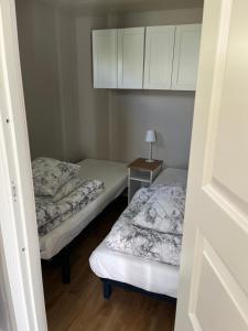 Zimmer mit 2 Betten und einem Tisch mit einer Lampe in der Unterkunft Tiny house max 4 people in Heberg