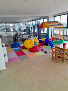 Habitación con zona de juegos con mesa y parque infantil. en Diamond Flats 305 - São Lourenço, en São Lourenço