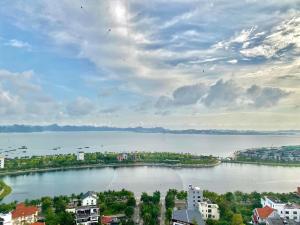 uma ilha no meio de um grande corpo de água em Homestay Hạ Long 3 phòng ngủ view biển em Ha Long