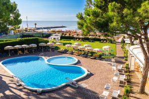 Bazén v ubytování Hotel Negresco nebo v jeho okolí