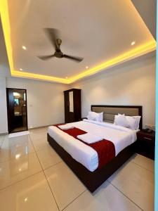 En eller flere senger på et rom på Luxe Hotel Thekkady