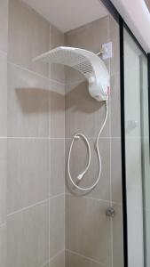 y baño con ducha con cabezal de ducha. en POUSADA MIRANTE DO VALE en Serra de São Bento