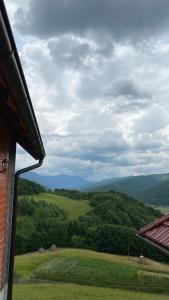 Blick auf ein grünes Feld aus dem Fenster in der Unterkunft Kuća za odmor Andrea in Bajina Bašta