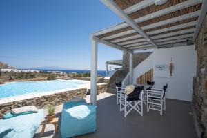 Bazén v ubytování Cavo Blue Villas nebo v jeho okolí
