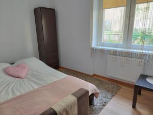מיטה או מיטות בחדר ב-Przyjazne mieszkanie w Sopocie
