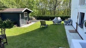 a yard with chairs and a house and a shed at Panorama Lodge Hohegeiß Sport und Erholung im Harz in Braunlage