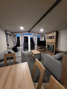 Posezení v ubytování 3 Bed Platinum Caravan PRESTHAVEN SANDS