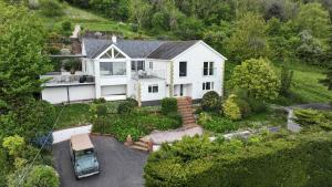 BishopsteigntonにあるThe Curlews - Waterside, boutique home with 360 panoramic views and 10 person Hyool, Teignmouthの白屋の空中