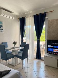 TV a/nebo společenská místnost v ubytování Apartmani Jure + 37 fotografií