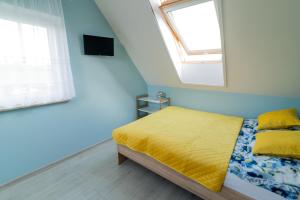 Postel nebo postele na pokoji v ubytování Domek nad morzem - Trzęsacz