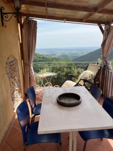 a table and chairs on a balcony with a view at Agriturismo Campo dei Lupi in Vicopisano