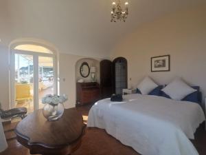 Voodi või voodid majutusasutuse Private Villa Sea VIEW CON TERRAZZA E GIARDINO toas