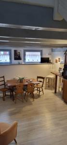 Relais du Dompeter في مولسهايم: غرفة بطاولات وكراسي وبيانو