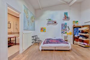 a bedroom with a bed and a desk at JO 2024 Paris - Maison Bleue piscine plus 3 pièces in Clichy +17 photos