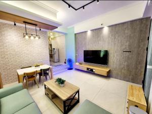 sala de estar con sofá y TV en 別有洞天包棟電梯民宿, en Taitung