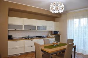 cocina con mesa de comedor y lámpara de araña en RITA LITTLE HOUSE, en Mascali