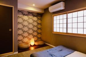 Postel nebo postele na pokoji v ubytování 【初見】天下茶屋徒歩6分。関西空港、梅田、心斎橋難波直接アクセス