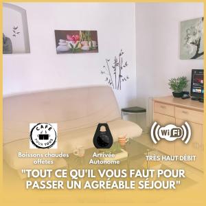 Una representación de una habitación con una cama y un escritorio. en A&JDuplex - Bonny sur Loire - Châteaux de Guedelon - Pont Canal, en Bonny-sur-Loire