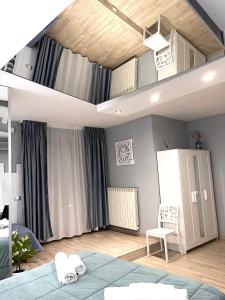 uma sala de estar com um tecto com cortinas e uma cadeira em B&B Berlen em Torre Maggiore