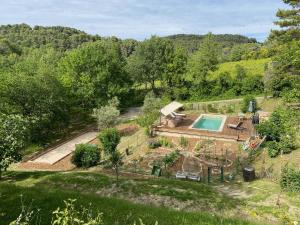 eine Luftansicht auf einen Garten mit einem Pool in der Unterkunft Otarkia in Vaison-la-Romaine