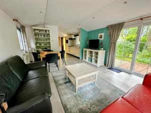 een woonkamer met een bank en een tafel bij Vakantie veluwe in Wageningen