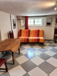 1 dormitorio con 1 cama y 1 mesa en Charmant appart avec extérieur en Aigues-Mortes