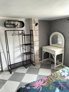 Habitación con cama, silla y mesa. en Charmant appart avec extérieur en Aigues-Mortes