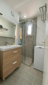 Ένα μπάνιο στο Lovely apartment in Sainte Maxime
