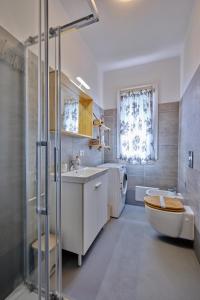 ein Bad mit einem Waschbecken, einem WC und einer Dusche in der Unterkunft VEryNICE - New Cozy Family Apartment near Venezia Mestre in Mestre