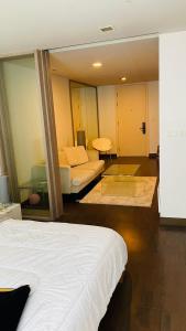 En eller flere senge i et værelse på LIV@5 Condominium