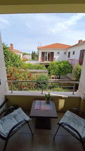 Un balcón con dos sillas y una mesa y una vista. en Sophos, en Supetar 18 fotos más