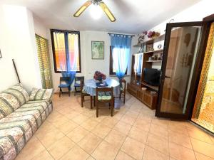 un soggiorno con un divano e un tavolo di La Casa dei Nodi - Santa Teresa di Gallura a Santa Teresa di Gallura