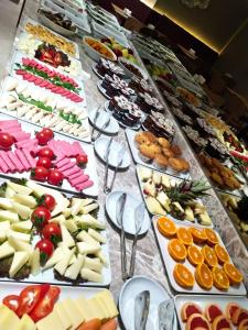 una lunga tavola piena di diversi tipi di alimenti di The Omiya Hotel a Istanbul