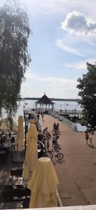 grupa stołów i parasoli na plaży w obiekcie Apartament Port w Ostródzie
