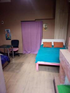 een slaapkamer met een bed en een paars gordijn bij birdhome in Tbilisi (Maria) in Tbilisi City