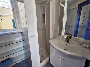 bagno bianco con lavandino e doccia di Maridea - Pesce Azzurro a Ponza