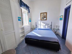 una camera con letto e finestra di Maridea - Pesce Azzurro a Ponza
