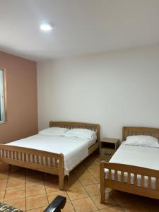 twee bedden in een kamer met bij Private House Velipoj in Velipojë