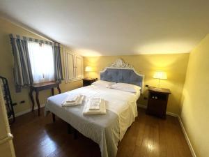 1 dormitorio con 1 cama con 2 toallas en Magenta Apartment, en Florencia