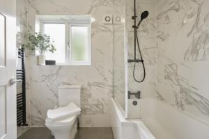 Ένα μπάνιο στο Exceptional 3 bed house, homely comforts, Close to KFC McDonalds ASDA ALDI and city centre +52 φωτογραφίες