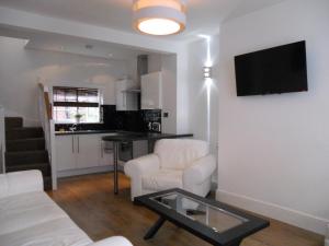 Una sala de estar con un sofá blanco y una mesa. en Yarm View Guest House and Cottages, en Yarm