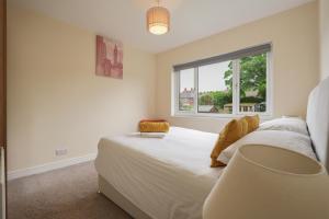 Posteľ alebo postele v izbe v ubytovaní 3 bed house with homely comforts Close to KFc McDonald ALDI ASDA and centre