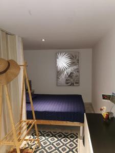 a bedroom with a purple bed in a room at Logement Le Bois Le Prêtre Pont-à-Mousson in Pont-à-Mousson