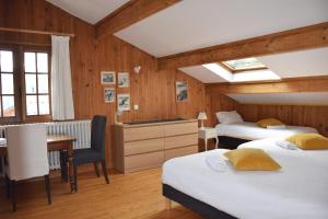 Łóżko lub łóżka w pokoju w obiekcie Chalet L Olan 15p Emplacement exceptionnel grand terrain