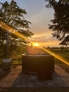 Η ανατολή ή δύση του ηλίου όπως φαίνεται από αυτή η παραθεριστική κατοικία ή από εκεί κοντά +3 φωτογραφίες