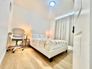 um quarto com uma cama, uma secretária e uma cadeira em LaVida Exclusive Guest House(Rm#4) em London