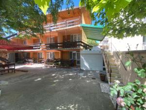 un edificio de apartamentos con balcón y patio en Family Hotel Yulian, en Kranevo