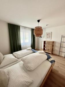 twee bedden in een slaapkamer met groene gordijnen bij Ferienwohnung Am bayrischen Meer in Übersee
