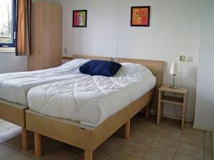 Säng eller sängar i ett rum på Detached villa with dishwasher Leeuwarden at 21km